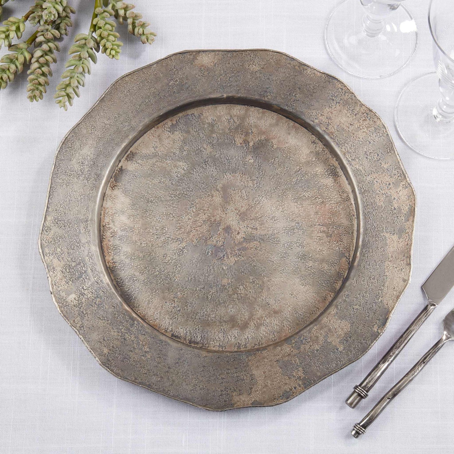 Scallop Edge Hammered Charger: Silver / 13'